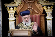 «Всевышний ее покарает»: духовный лидер ШАС обрушился на юрисконсульта правительства