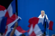 Опросы во Франции ведут Марин Ле Пен в Елисейский дворец