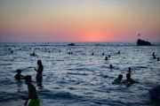 Израиль справился с водорослями, вода в выходные будет