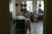 Сотни палестинских сиделок выставили из домов престарелых, руководство заведений и родные стариков в ярости