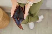 В карман покупателю залезут дважды: новая волна подорожания в Израиле