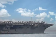 США отправляют на Ближний Восток третий авианосец и морпехов