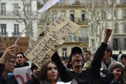 Французские лицеисты бунтуют: LFI мобилизует молодежь перед выборами