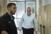 Судьи покинули зал заседаний из-за скандала между защитником Нетаниягу и прокуратурой