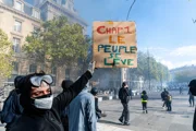 Европу захлестывает волна молодежных протестов: поколение Z выходит на улицы