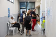 Проголосовало уже 44,9% граждан. ЦИК пришлось изменить правила из-за очередей на участках