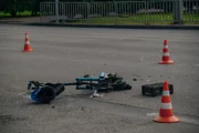 Скандальное видео из Петах-Тиквы: автомобиль муниципальной инспекции сбил подростка на самокате