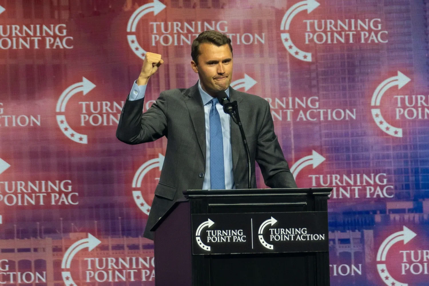 Найдено ружье, из которого был убит Чарли Кирк, на патронах - «трансгендерная гравировка»  Чарли Кирк