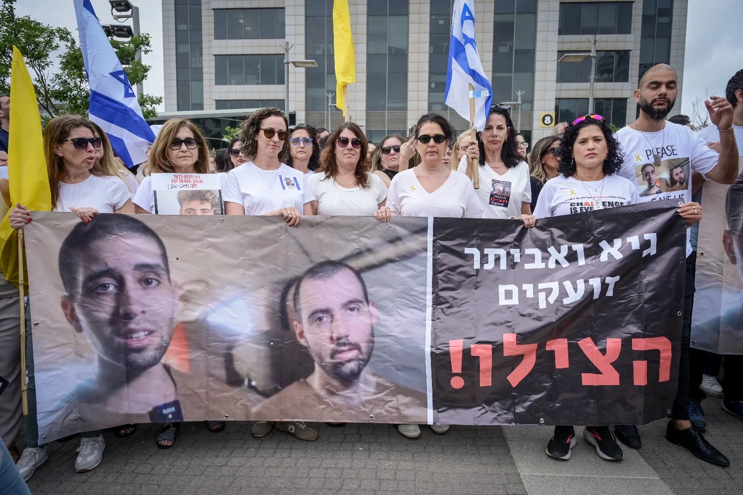 Мать заложника известили, что сын «служит живым щитом» в городе Газа  Мать заложника известили, что сын «служит живым щитом» в городе Газа