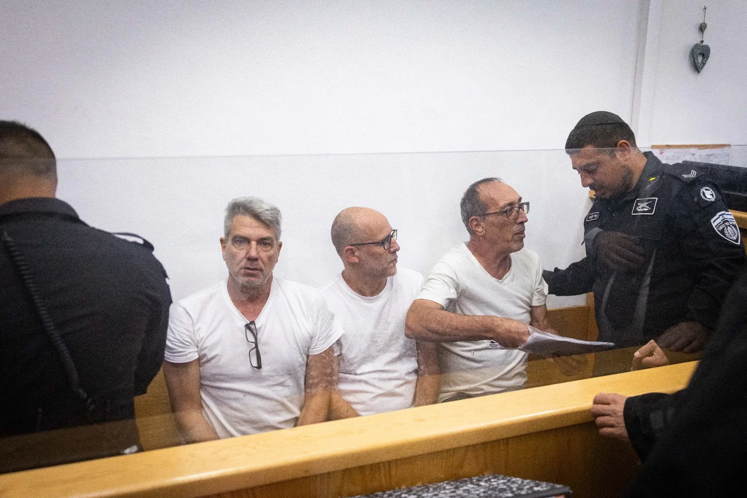 После двухмесячного заключения суд отпустил «мусорных арестантов»  под домашний арест  арестованные в суде