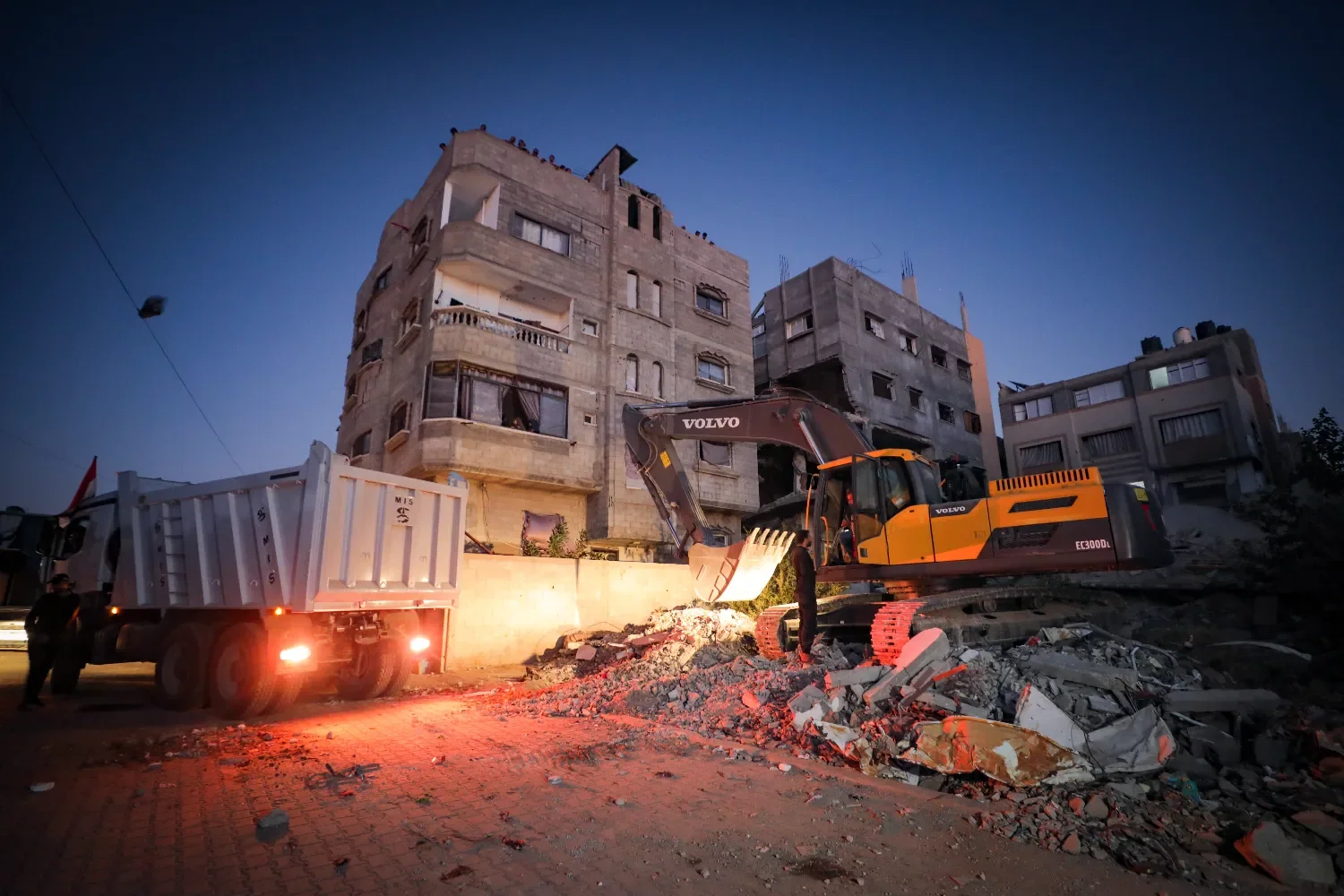 Первые результаты экспертизы: доставленное в Израиль тело не принадлежит оставшимся заложникам  Хамасовцы ищут тело в лагере Нусейрат