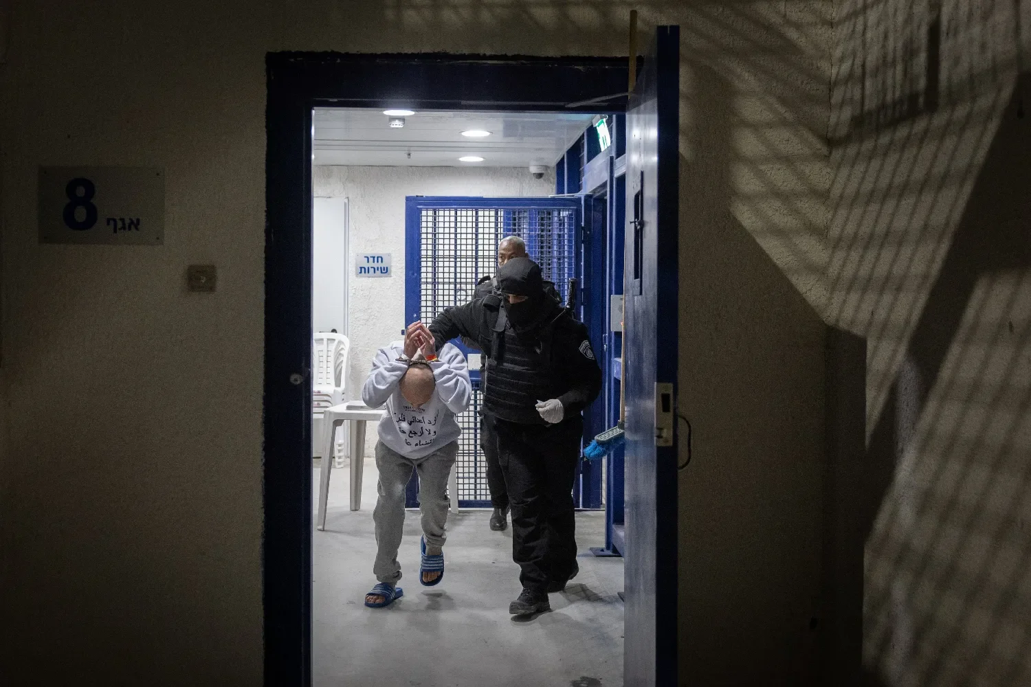 Десятки депутатов и министров требуют помиловать еврейских террористов  Освобождение палестинских заключенных