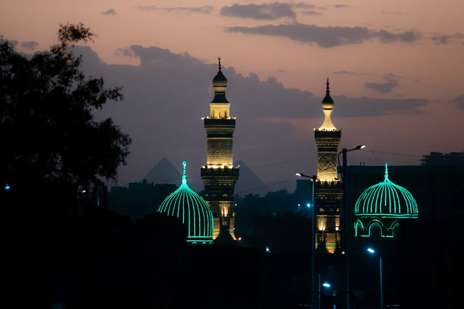 Более 150 террористов выселили из пятизвёздочного отеля в Каире, но без джакузи они не остались  Иллюстрация