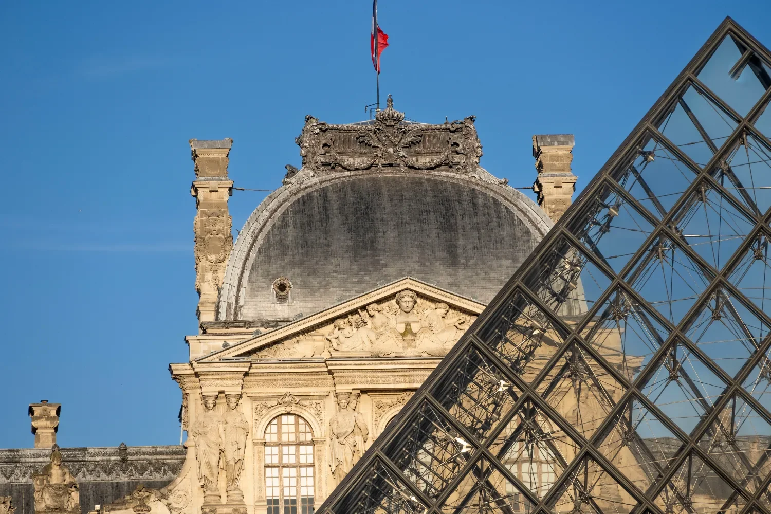 Арестованы еще 5 подозреваемых по делу об ограблении Лувра. Драгоценности до сих пор не найдены