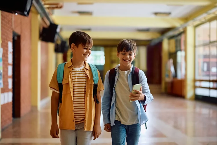 Министерство образования запретило мобильные в начальной школе