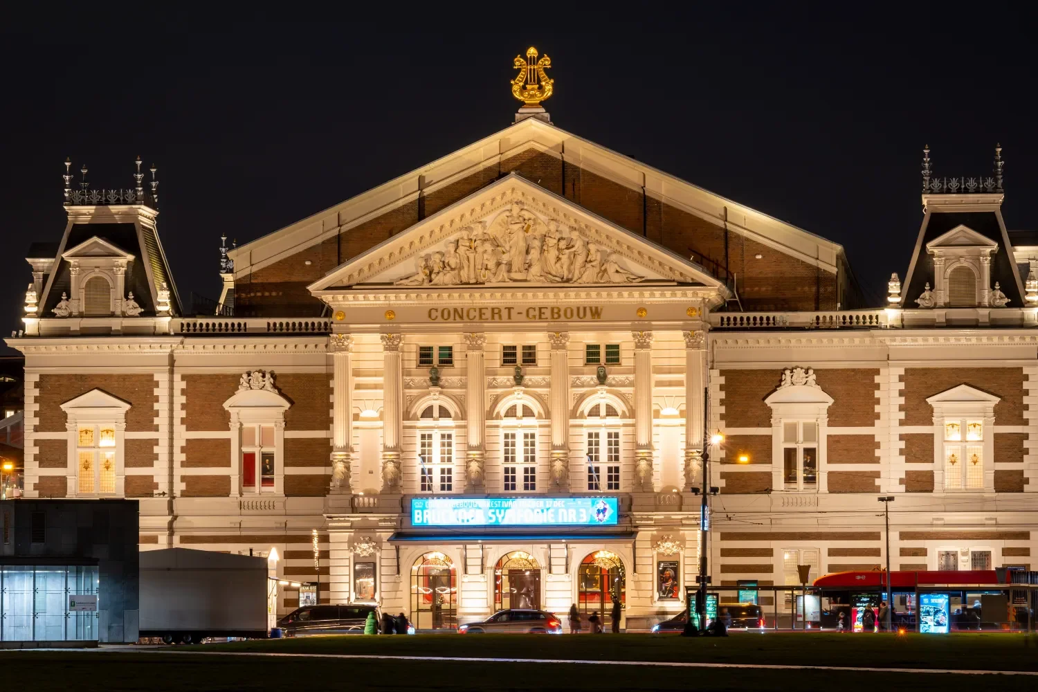 Сотни пропалестинских активистов устроили беспорядки возле ханукального концерта в Амстердаме