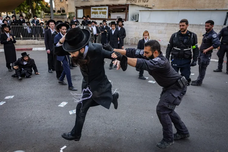 Беспорядки харедим в Иерусалиме: толпа перевернула полицейскую машину, полицейские ранены
