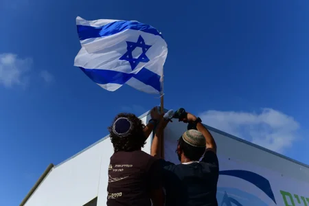 Беспорядки харедим в Иерусалиме: толпа перевернула полицейскую машину, полицейские ранены