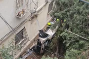 Машина упала с дороги во двор дома в Хайфе