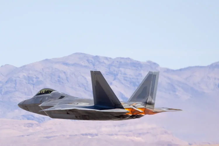 12 американских невидимок F-22 прибыли на одну из баз на юге Израиля