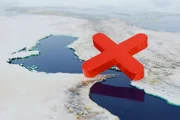 Иран заявляет, что поразил двумя ракетами американский военный корабль