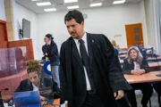 Нетанияху требует освободить его от суда и завтра. Прокуратура против
