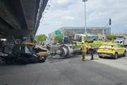 Необычная авария на дороге в Кирьят-Ате: экскаватор упал на автомобиль сверху