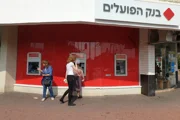 Банки продолжают получать сверхприбыли, но снижают проценты по депозитам