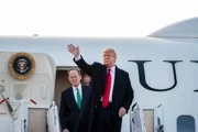 Трамп объявил, что остается на выходные в Вашингтоне. Иран закрыл воздушное пространство