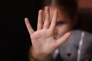 Обвинение: отец из Петах-Тиквы насиловал 5-летнюю дочь и «обменивался опытом» в Телеграме
