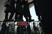 Десятки харедим прорвались ночью в полицейский участок в Бейт-Шемеше