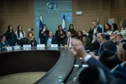 Парламентская комиссия утвердила законопроект о роспуске Кнессета к голосованию в первом чтении