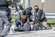 Депортационные центры США трещат по швам, а заключенные лишены медицинской помощи
