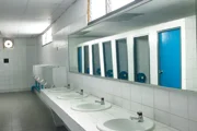 Трое подростков превратили школьный туалет в «зону линча» в Холоне