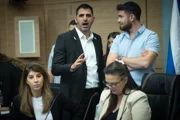 Сделку по 13 каналу пытаются сорвать накануне выборов: оппозиция требует расследовать действия министра связи