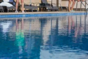 В Рамат-Гане женщина ранена ножом из-за замечания о курении в бассейне