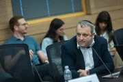 В Кнессете выясняют, куда пропали пенсии репатриантов из России