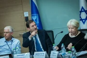 Осталось три недели: коалиция спешит провести законы харедим и правовой реформы