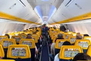 Кошмар на высоте 6000 метров: пассажира Ryanair наполовину вытянуло из самолета