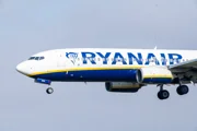 Самолет Ryanair, из которого едва не выпал пассажир, возвращали накануне из-за поломки