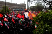 Загадочный гость на похоронах Хаменеи: иранские СМИ раскрыли личность мужчины в маске