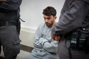 Суд снял электронный браслет с певца Мошико Мора, обвиняемого в изнасиловании