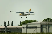 Легкомоторный самолет упал на крышу жилого дома в Германии, погибли два человека