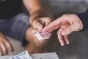 Контрабанда в счет долга: вынесен приговор по делу о ввозе чемодана с экстази