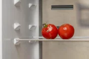 Ученые рассказали, как поступать с плесенью на фруктах и овощах
