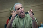 Ветеран «Еш Атид» Элазар Штерн покинул партию