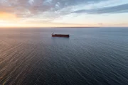Почему цены на нефть не растут так быстро, как весной?